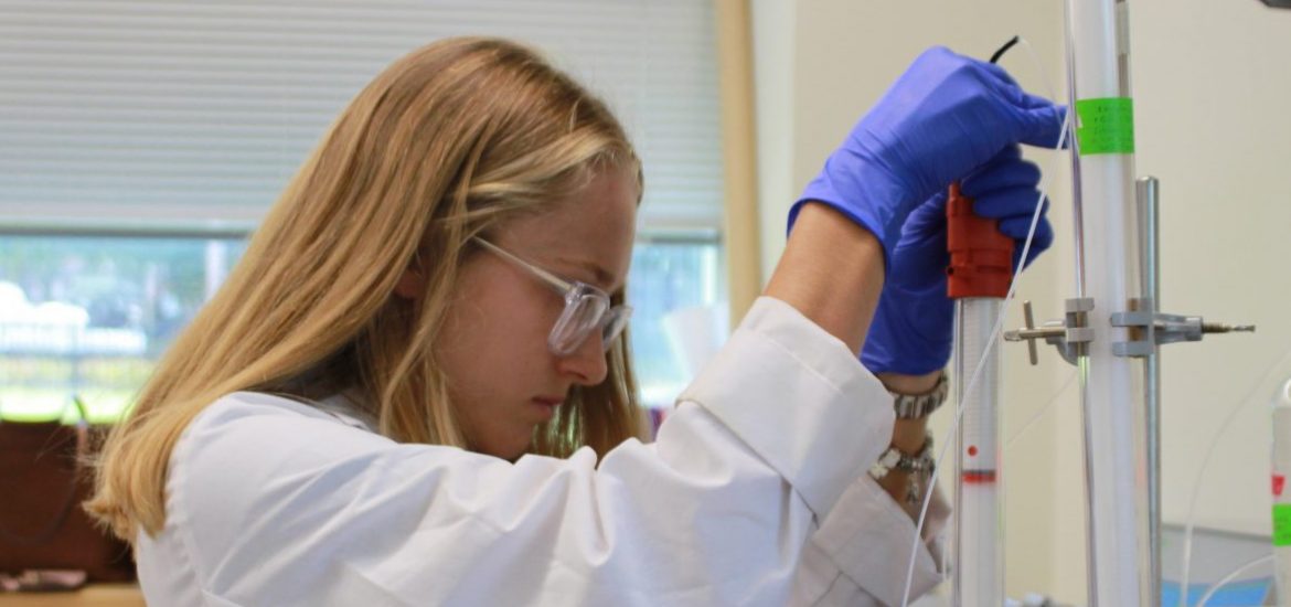 Alyssa Sanders a tbs major in lab room