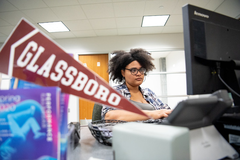 Bianca works on a computer at The Writing Center.